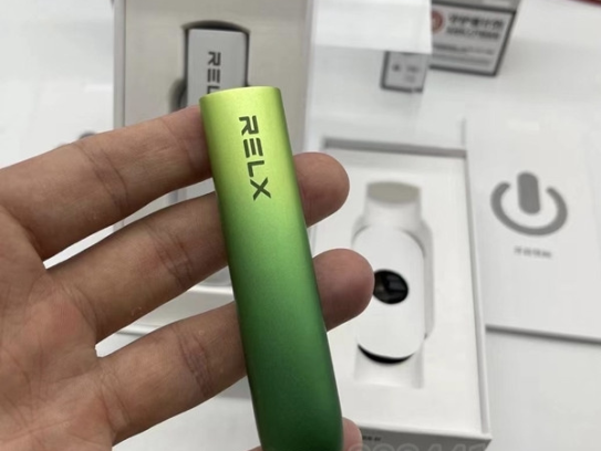 悦刻五代充电口照片，悦刻五代底部充电口